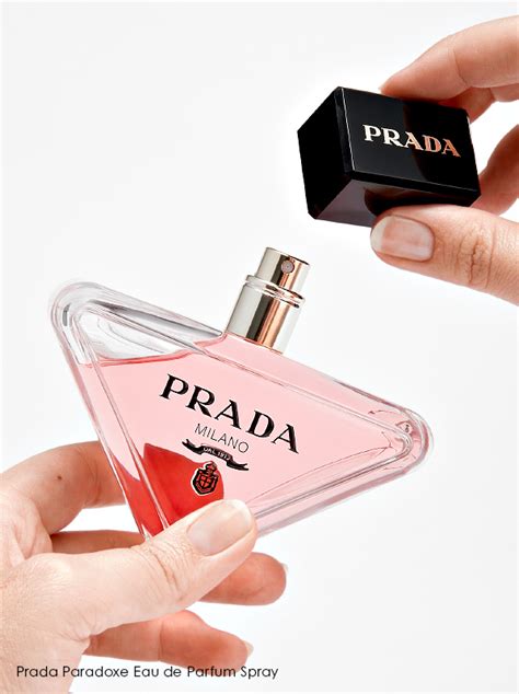 what does prada smell like